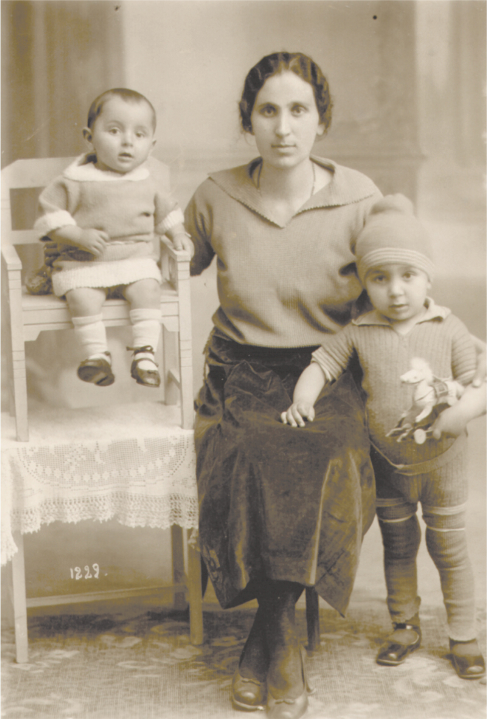 Կարապետ Թաճիրեանի կինը եւ որդիները՝ Տիկ. Արմաշուհի Թաճիրեան (ծնեալ Կամսըզեան), Խոսրով եւ Օննիկ, Լարնակա, 1925 թ.։