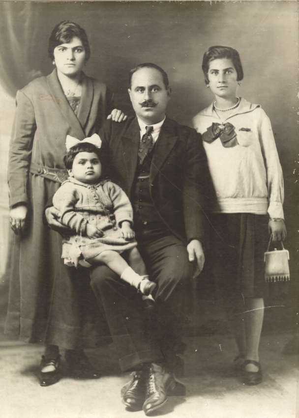 Տէր եւ Տիկին Վարդան եւ Կատարինէ Մայիսեան, դուստրը՝ Արշալոյս եւ քենին՝ Աննիկ: Եգիպտոս, 1922 թ.: