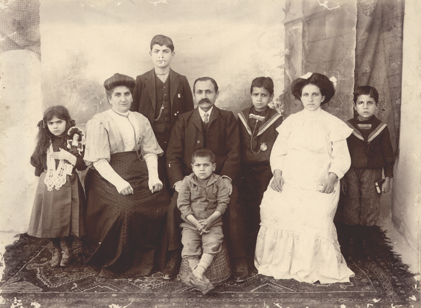 Ձախից աջ՝ ՏԷր եւ Տիկին Այգիւլ եւ Պօղոս Փիտէճեան եւ զաւակներ՝ Կատարինէ, Աւետիս, Կարապետ, Պետրոս, Բիւզանդ: Կեսարիա, 1910 թ.: