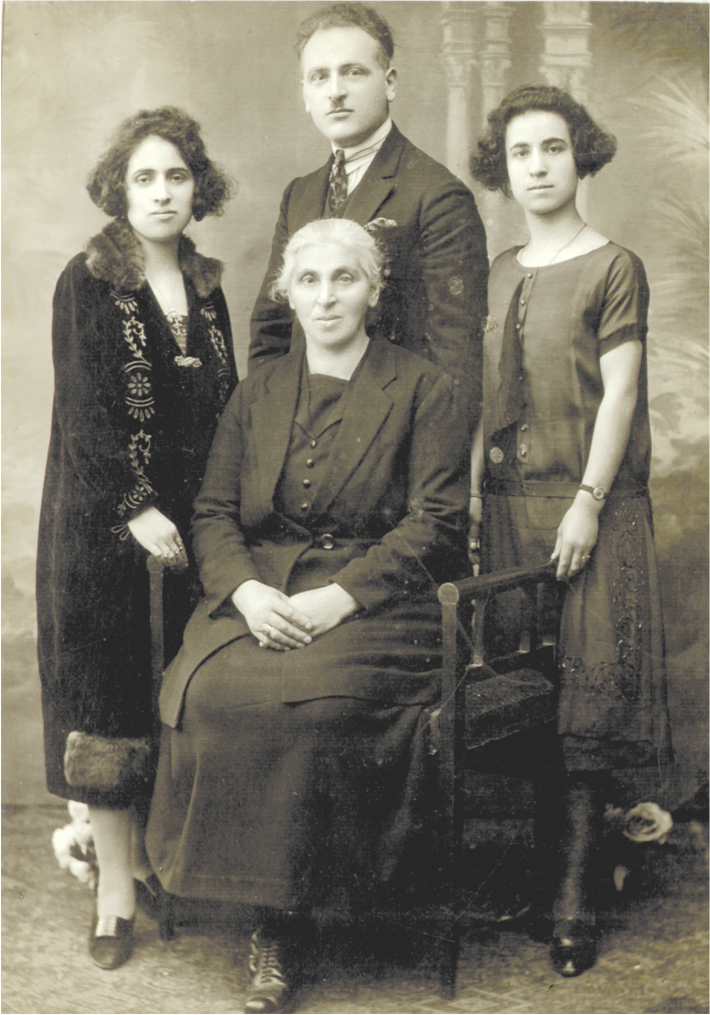 Տիկին Վարդուհի (Գադըն) Կամսըզեան (նստած), որդին՝ Ստեփան, ձախ կողմում հարսը՝ Մադլեն, աջ կողմում դուստրը՝ Էլիզ, Կ. Պոլիս։