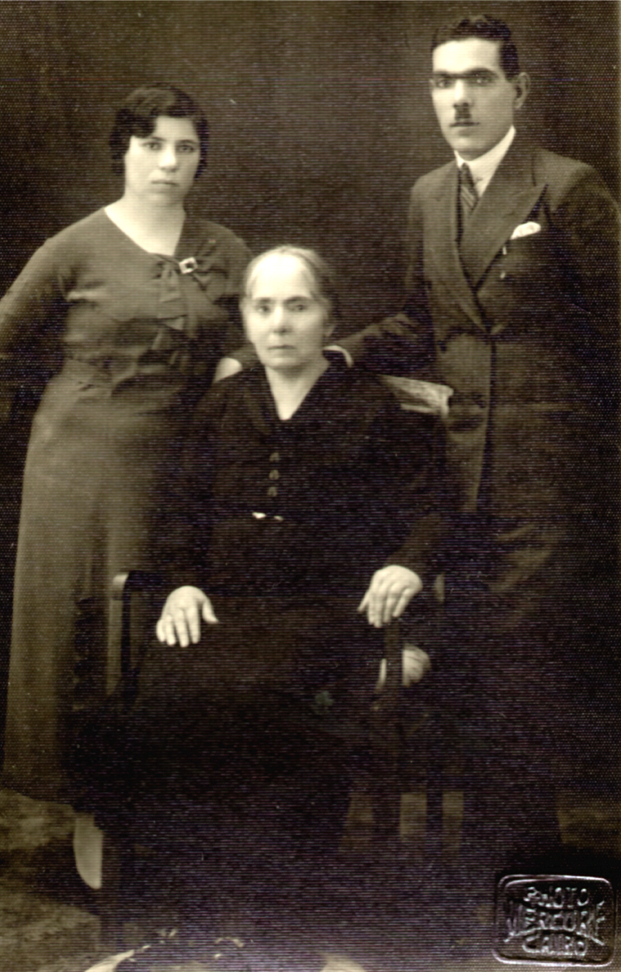 Տէր եւ Տիկին Կարապետ եւ Սաթենիկ Պալըգճեան եւ մայրը՝ Մարիամ Պալըգճեան, Կահիրէ, 1938 թ.։