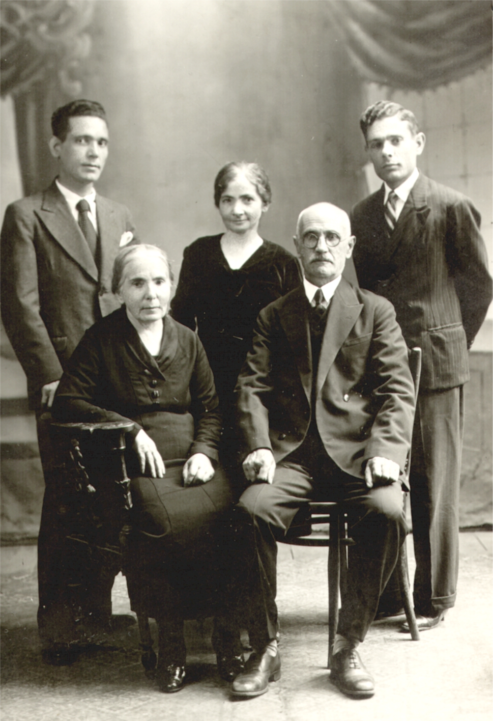Տէր եւ Տիկին Սեդրակ եւ Մարիամ Պալըգճեան, որդիները՝ Օննիկ եւ Գեւորգ, կենտրոնում՝ Ասանէթ Եըլանճեան, Կահիրէ, 1933 թ.։