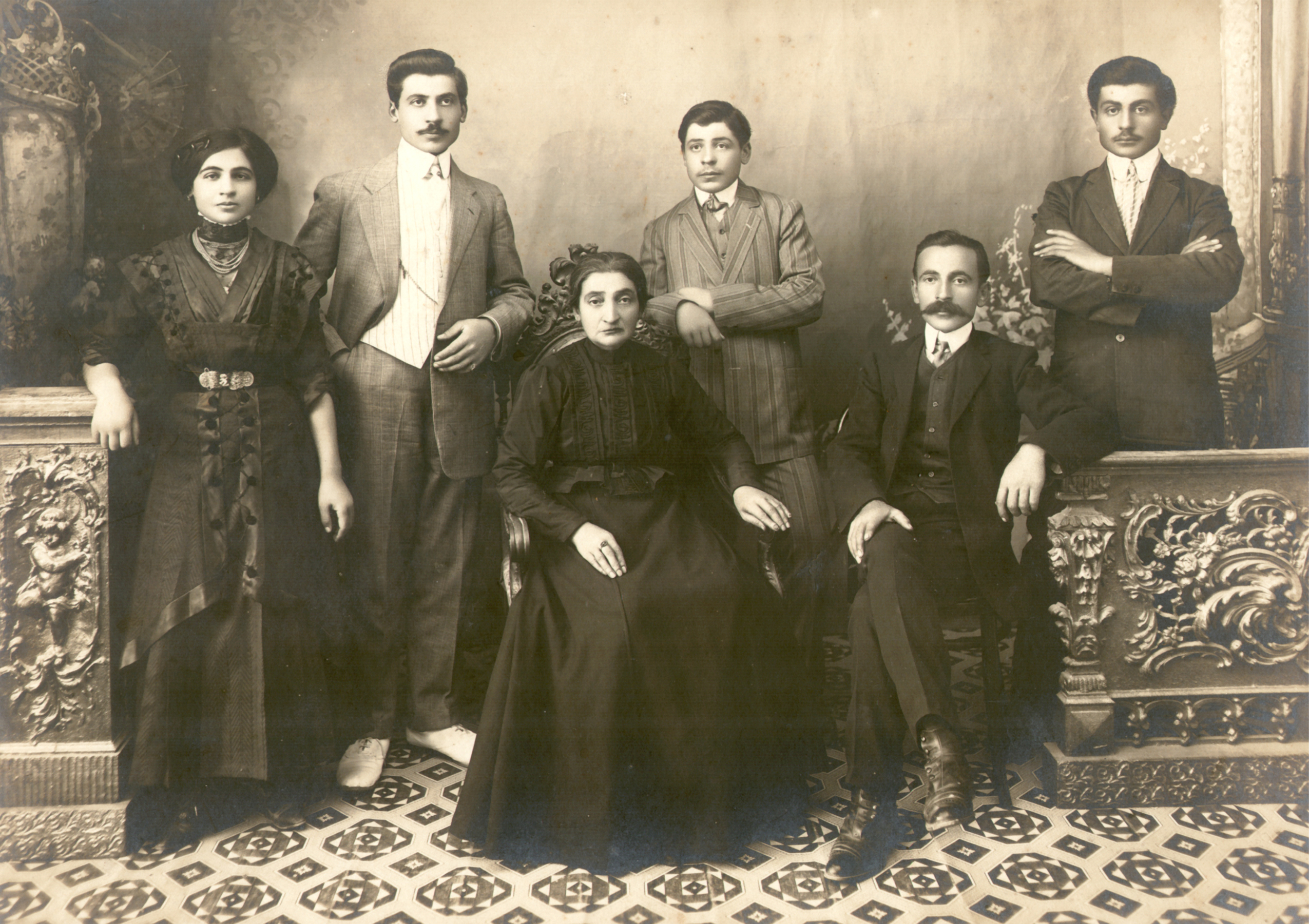 Տիկին Ֆիլոր Նշանեան (ծնեալ Դանիէլեան) եւ զաւակները։ Կանգնած, ձախից աջ՝ Զարուհի, Օննիկ, Բարսեղ, Մելքիս եւ Սեփոնիկ (նստած) Նշանեաններ, Կոնիա, 1911 թ.։