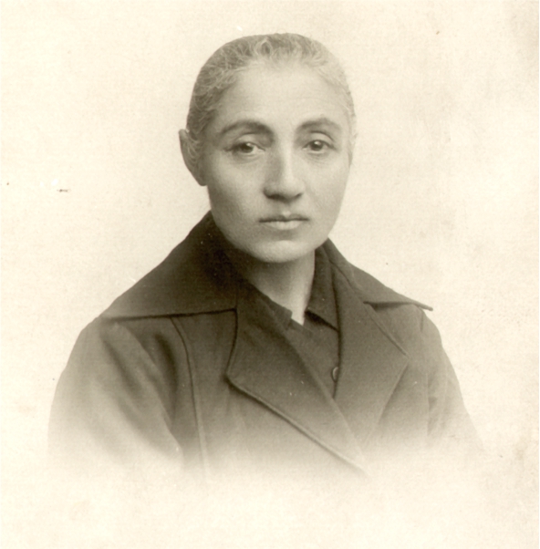 Տիկին Գիւլինեա Բալամուտեան-Ծուլիկեան, Կահիրէ, 1922 թ.։