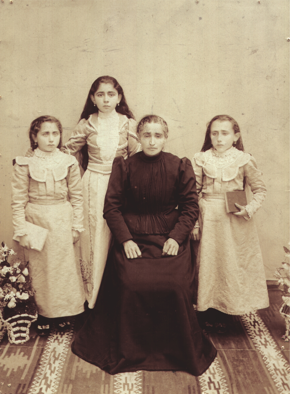 Տիկին Մաքրուհի Մնդիկեան (կենտրոնում) եւ դուստրերը՝ Հրանոյշ, Շահնար, Հայկանոյշ։ Կեսարիա, 1899 թ.։