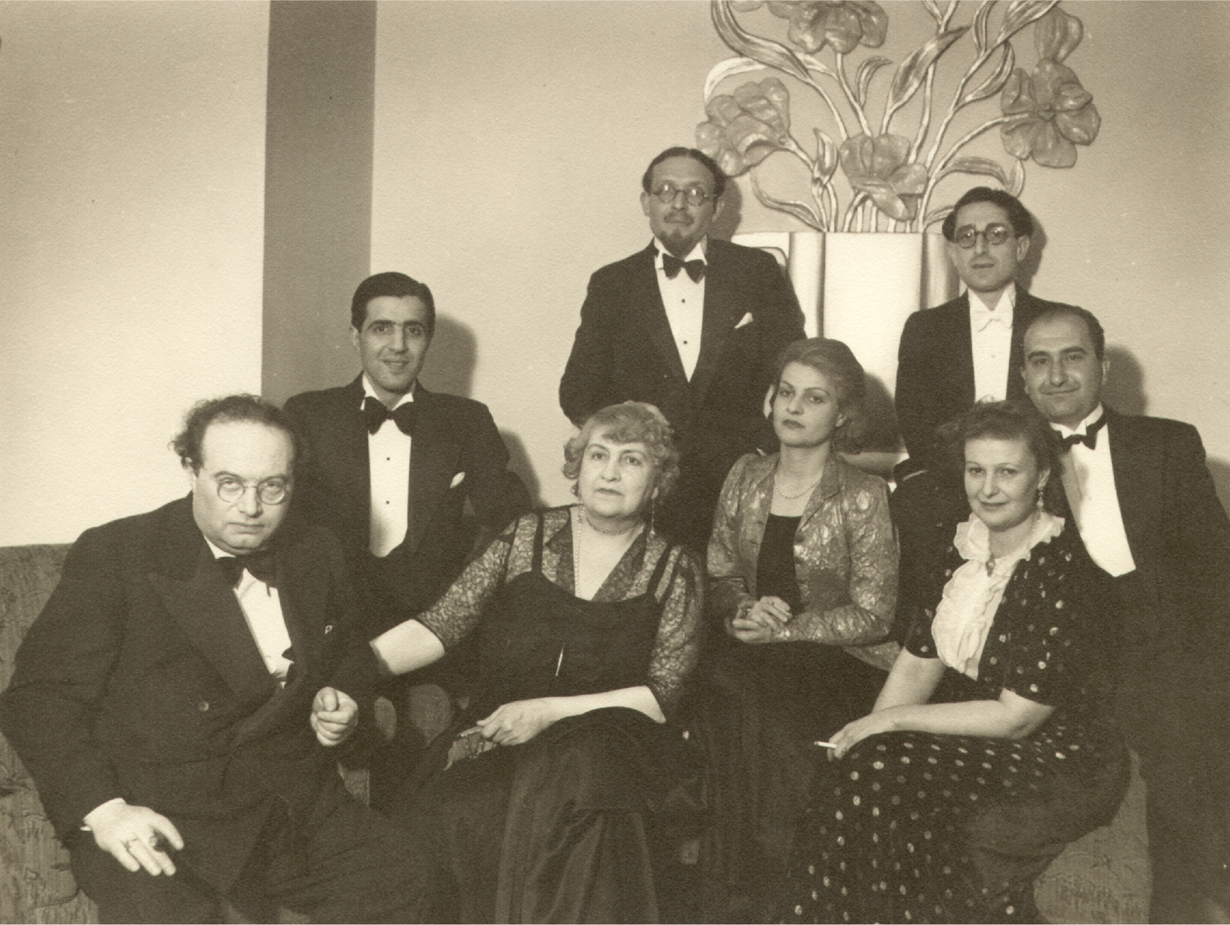 Ֆրանց Վերֆելը (ձախից առաջինը) եւ տիկինը անգլիահայ գաղութի մի խումբ ներկայացուցիչների հետ։ Աջից առաջինը՝ պրն. Գրիգոր Կիւլպէնկեան, Լոնդոն, 1936թ.։