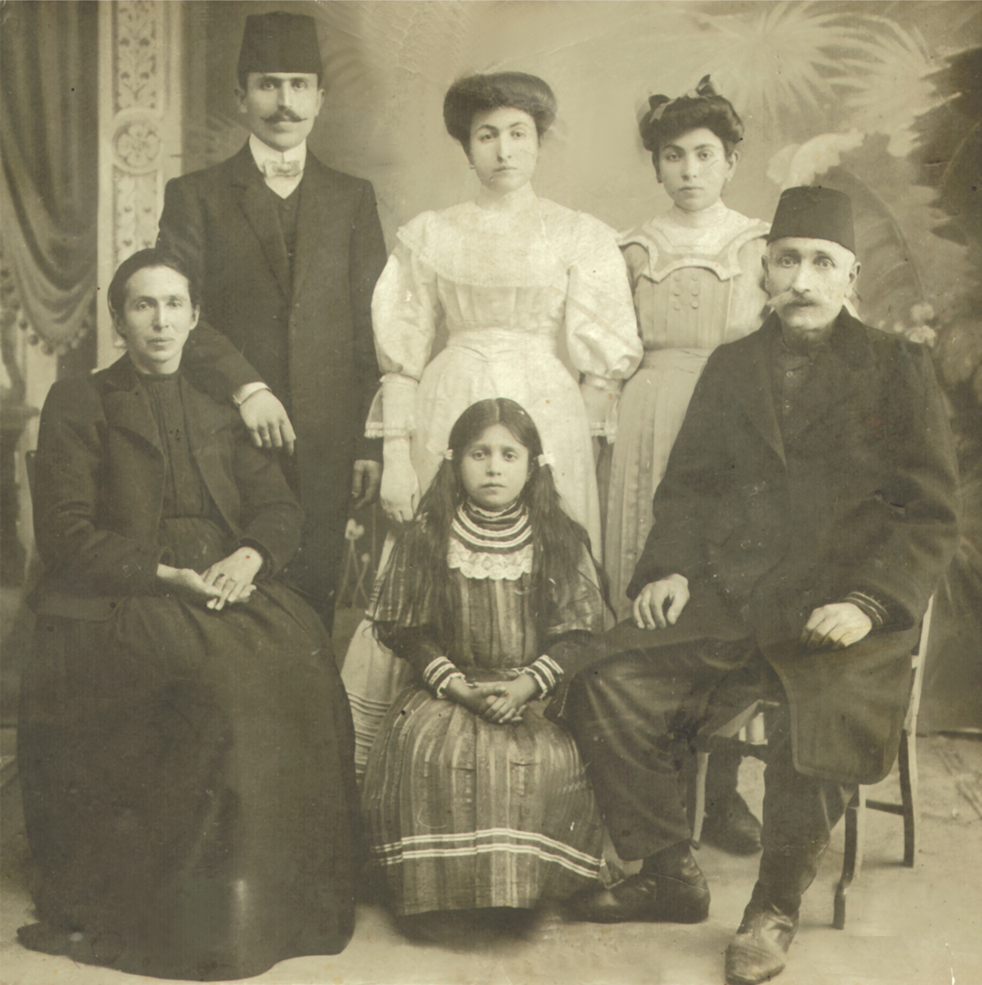 Տէր եւ Տիկին Սահակ եւ Նազենի Պալըգճեաններ եւ զաւակները, կանգնած՝ Յակոբ, Հրանոյշ, Արշակուհի եւ Արշալոյս (նստած), Կեսարիա, 1908 թ.։
