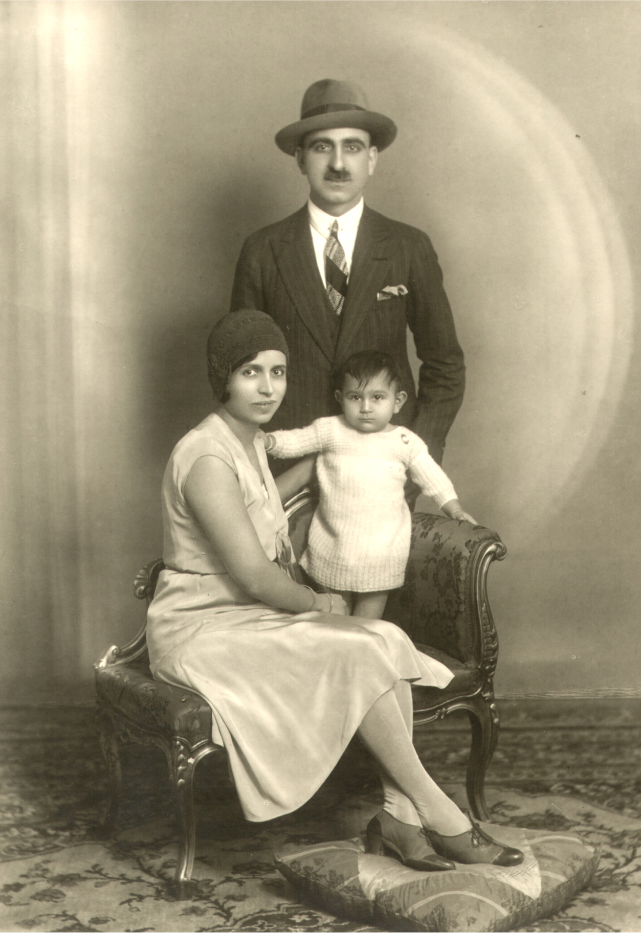 Տէր եւ Տիկին Յակոբ եւ Արշալոյս Մոզեան (ծնեալ Պալըգճեան), իրենց որդին՝ Թօրոս, Կահիրէ, 1927-1931 թ.։