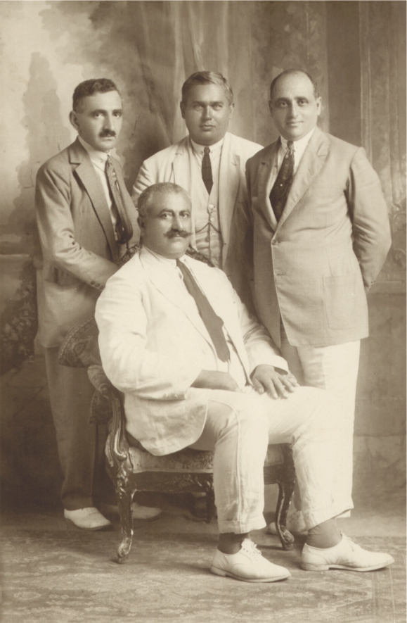 Կեսարացի տիարք, ձախից աջ, Բալը Տատուրեան, Կարապետ Մալխասեան (փեսայի հայրը), նստած՝ Յակոբ Պօհճալեան (հարսի հորեղբայրը), Կիպրոս, 1922 թ.։