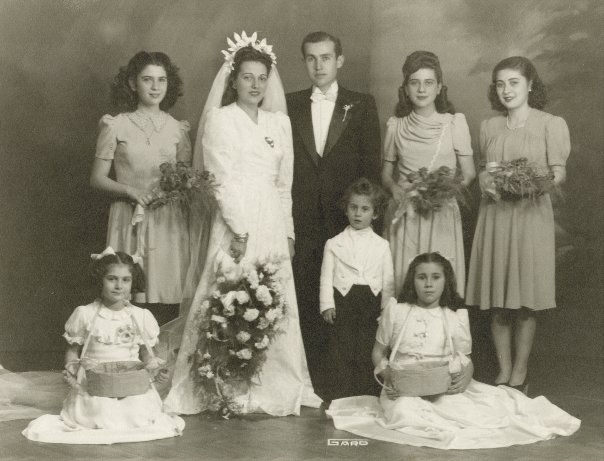 Փեսան՝ Վրէժ Մալխասեան (Հրանոյշ Պալըգճեանի որդին), հարսը՝ Ագապի Պօհճալեան (Արշակուհի Պալըգճեանի դուստրը), հարսնաքոյրեր՝ Արմինէ, Ալիս, Անաիս, Նաիրի եւ Սօնա, կենտրոնում՝ Շանթ Թէմիրեան, Կահիրէ, 1942 թ.։