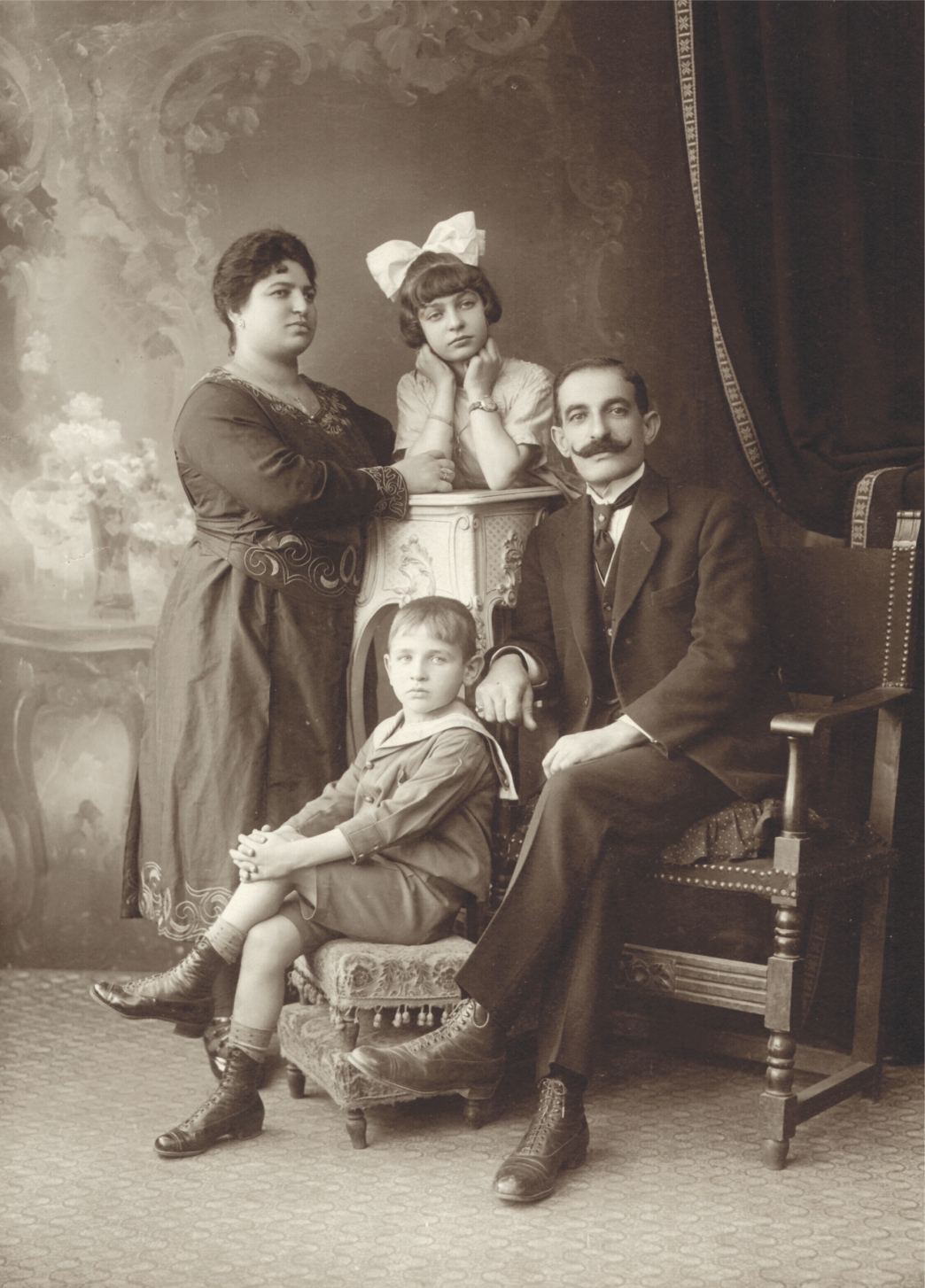 Տէր եւ Տիկին Յօվսէփ եւ Մարի Օգգաճեաններ, որդին՝ Գալուստ, դուստրը՝ Մարի, Կ.Պոլիս, 1920 թ.։